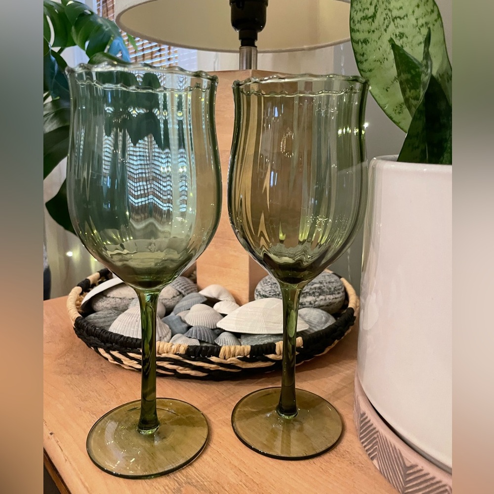 🍷Set of 4 Elegant Green Wine Glasses - Picture 9 of 11